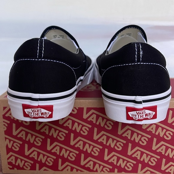 Vans WMNS Classic Slip-On
Black
VN000EYEBLK
Sneakers - Picture 13 of 16